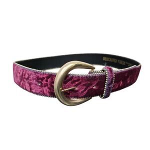 ABSOLUTELY FRESH VINTAGE MAGENTA VELVET & LEATHER BELT – SIZE M – GOLD BUCKLE